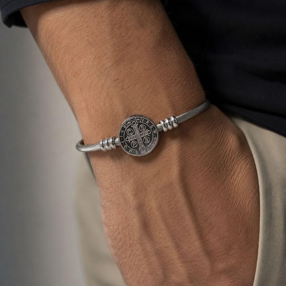 Bracelete da Proteção de São Bento — Prata no pulso
